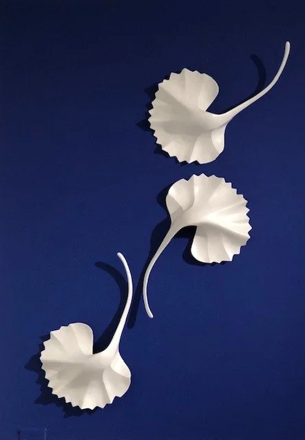 Falling Petals on bleu