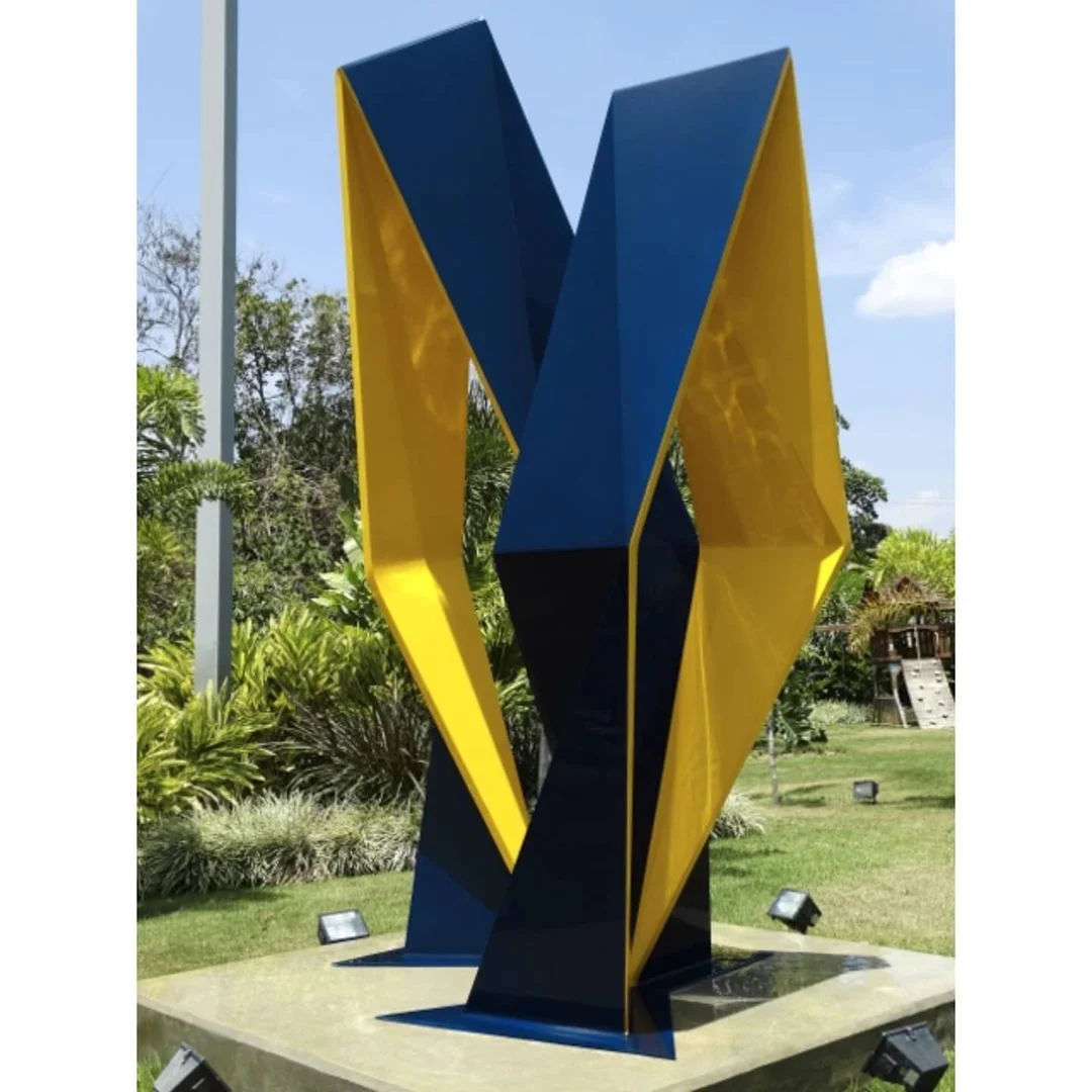 Escultura monumental, Aluminio - pintado. Valencia - Venezuela. Escultura funcional, Aluminio pintado. Colección privada. Caracas- Venezuela.